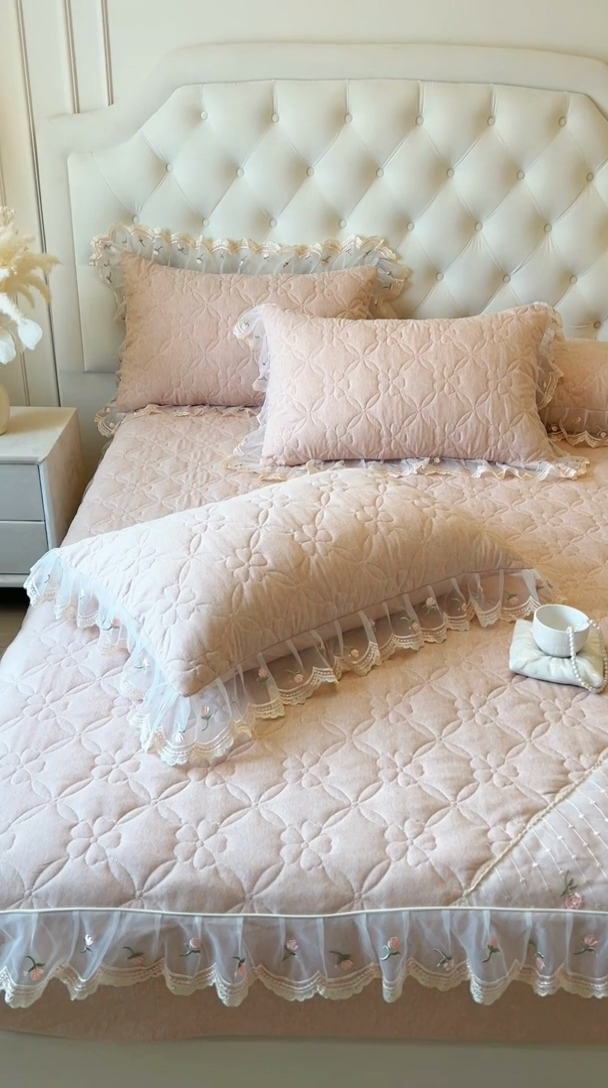 91家纺网 家纺一手货源 找家纺 麒豆豆 2025新款色织蕾丝边床裙款床笠-花亦然 花亦然-奶茶色