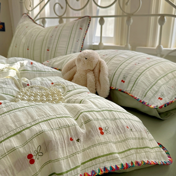 91家纺网 家纺一手货源 找家纺 田野 2025新款全棉水洗棉提花四件套 樱桃-绿