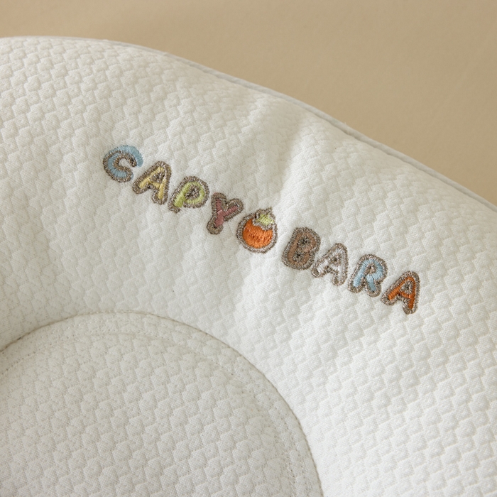 91家纺网 家纺一手货源 找家纺 （总）昕科 2025新款A类母婴-卡皮巴拉软管婴童定型枕（送礼袋）