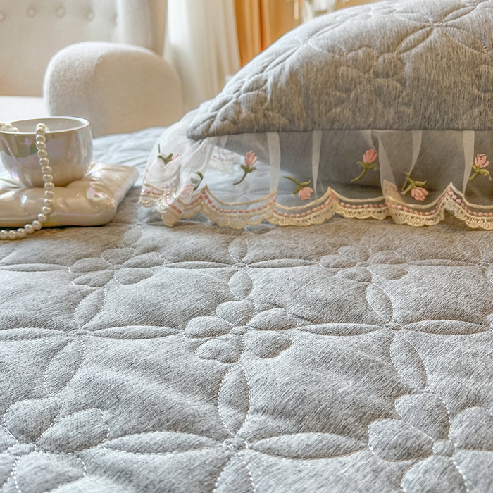 91家纺网 家纺一手货源 找家纺 麒豆豆 2025新款色织蕾丝边床裙款床笠-花亦然 花亦然-烟熏灰