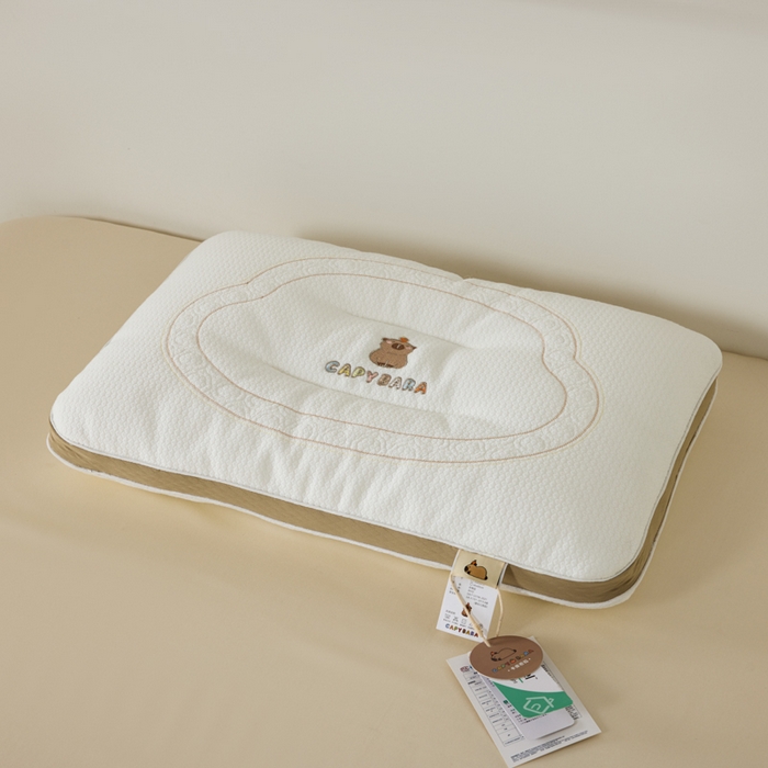 91家纺网 家纺一手货源 找家纺 昕科 2025新款A类母婴-卡皮巴拉软管婴童定型枕（送礼袋） 卡皮巴拉-软管+羽丝棉儿童枕40x60cm/只