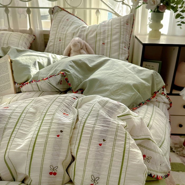 91家纺网 家纺一手货源 找家纺 田野 2025新款全棉水洗棉提花四件套 樱桃-绿