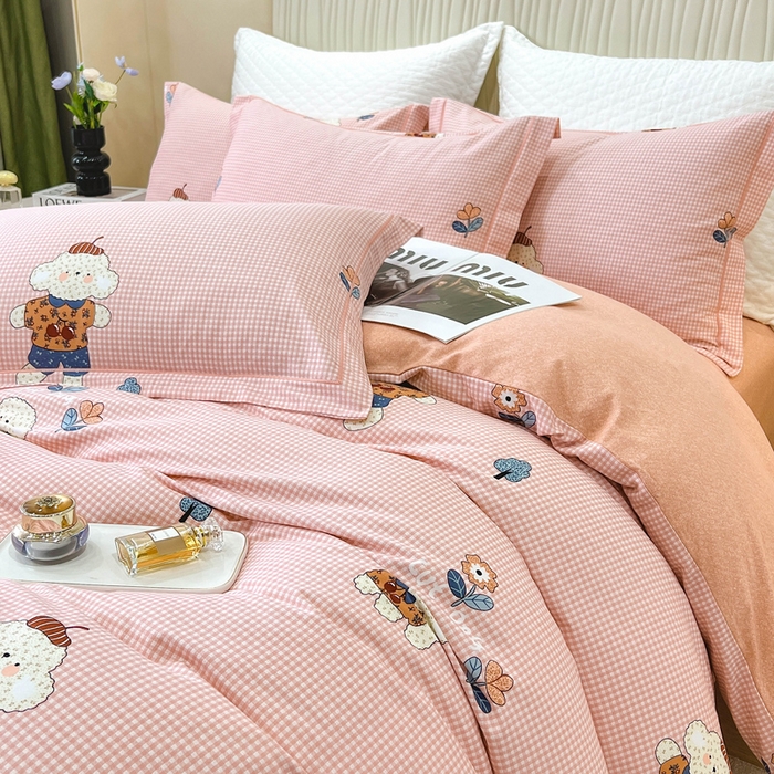 91家纺网 家纺一手货源 找家纺 凌鼎 2026新款100%全棉磨毛四件套数码印花加厚纯棉磨毛四件套 贴布小熊粉