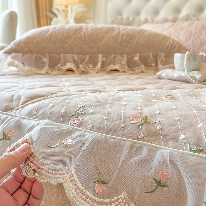 91家纺网 家纺一手货源 找家纺 麒豆豆 2025新款色织蕾丝边床裙款床笠-花亦然 花亦然-奶茶色