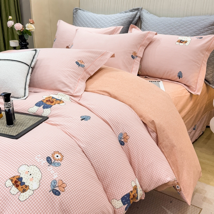 91家纺网 家纺一手货源 找家纺 凌鼎 2026新款100%全棉磨毛四件套数码印花加厚纯棉磨毛四件套 贴布小熊粉