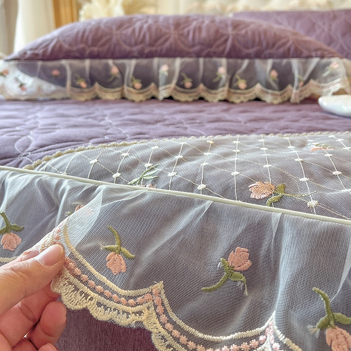 91家纺网 家纺一手货源 找家纺 麒豆豆 2025新款色织蕾丝边床裙款床笠-花亦然 花亦然-浪漫紫