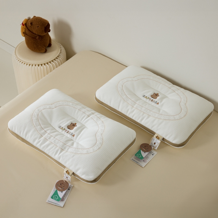 91家纺网 家纺一手货源 找家纺 昕科 2025新款A类母婴-卡皮巴拉软管婴童定型枕（送礼袋） 卡皮巴拉-软管+羽丝棉儿童枕40x60cm/只