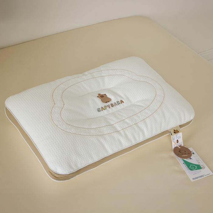 91家纺网 家纺一手货源 找家纺 昕科 2025新款A类母婴-卡皮巴拉软管婴童定型枕（送礼袋） 卡皮巴拉-软管+羽丝棉儿童枕40x60cm/只