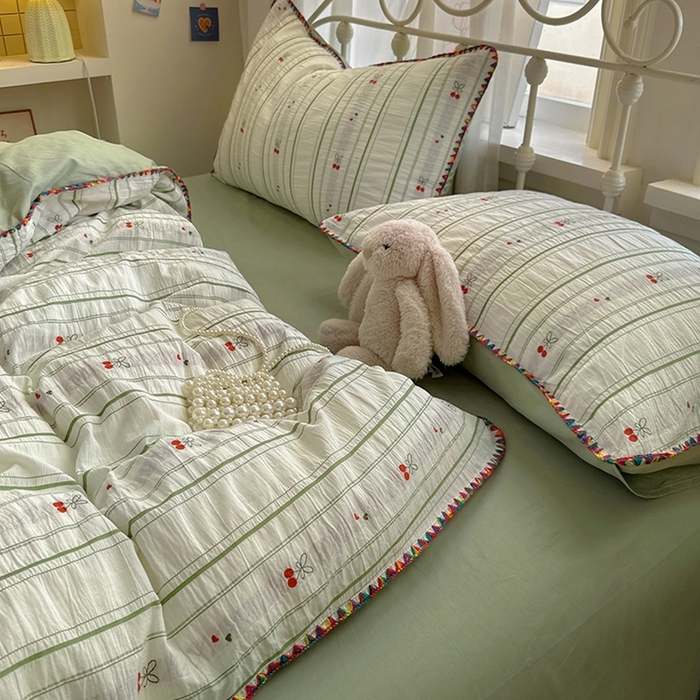 91家纺网 家纺一手货源 找家纺 田野 2025新款全棉水洗棉提花四件套 樱桃-绿