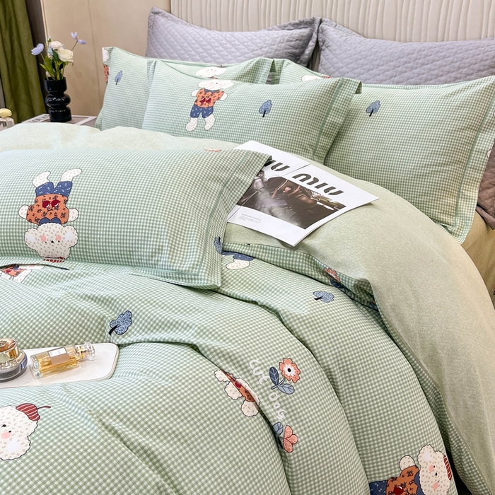 91家纺网 家纺一手货源 找家纺 凌鼎 2025新款100%全棉磨毛四件套数码印花加厚纯棉磨毛四件套 贴布小熊兰