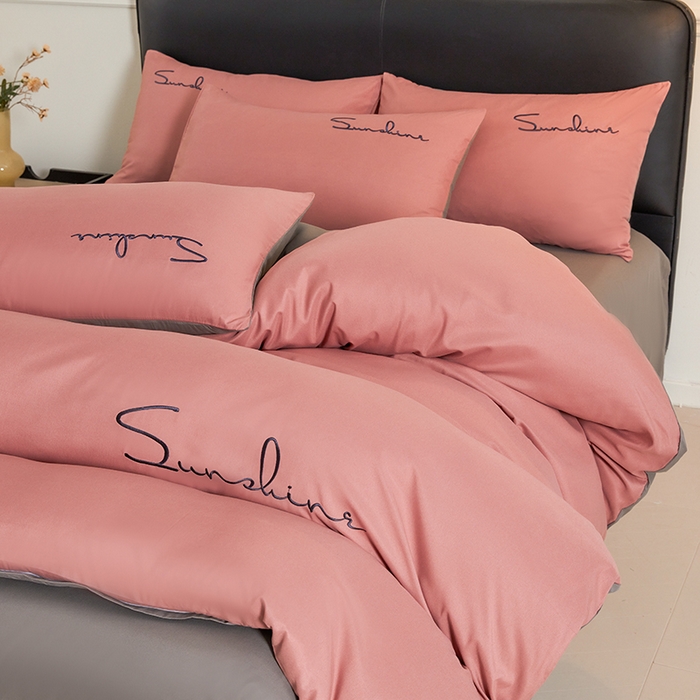 91家纺网 家纺一手货源 找家纺 七仙女家纺 2025新款水洗磨毛刺绣轻奢简约系列四件套 豆沙+浅灰