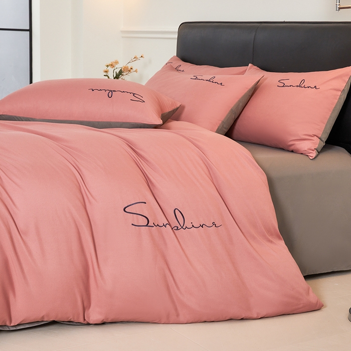 91家纺网 家纺一手货源 找家纺 七仙女家纺 2025新款水洗磨毛刺绣轻奢简约系列四件套 豆沙+浅灰