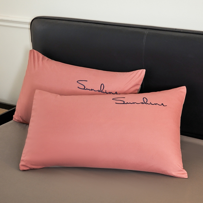 91家纺网 家纺一手货源 找家纺 七仙女家纺 2025新款水洗磨毛刺绣轻奢简约系列四件套 豆沙+浅灰