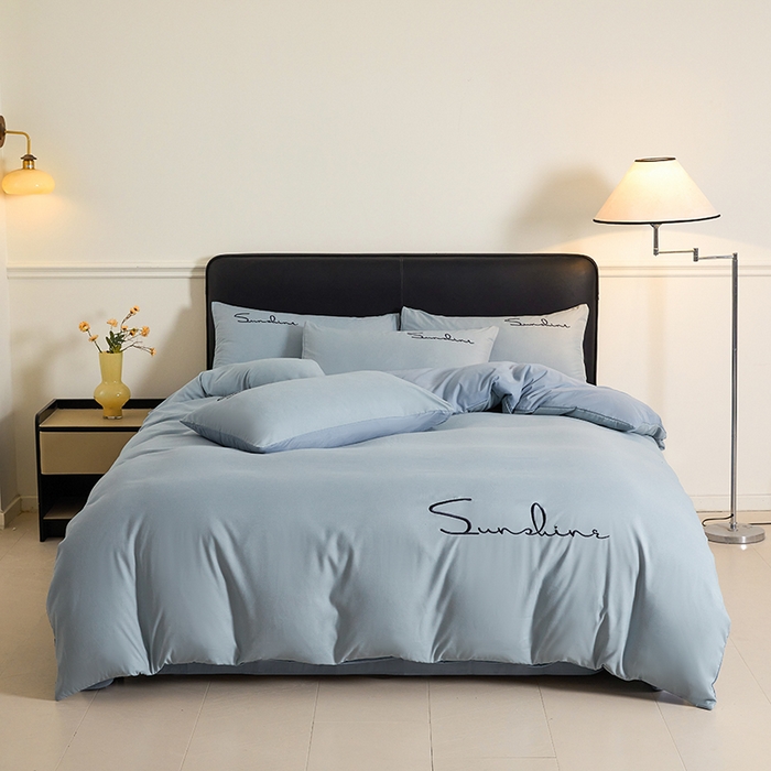 91家纺网 家纺一手货源 找家纺 七仙女家纺 2025新款水洗磨毛刺绣轻奢简约系列四件套 湖水蓝+兰灰