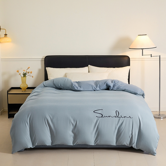 91家纺网 家纺一手货源 找家纺 七仙女家纺 2025新款水洗磨毛刺绣轻奢简约系列四件套 湖水蓝+兰灰