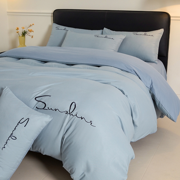 91家纺网 家纺一手货源 找家纺 七仙女家纺 2025新款水洗磨毛刺绣轻奢简约系列四件套 湖水蓝+兰灰