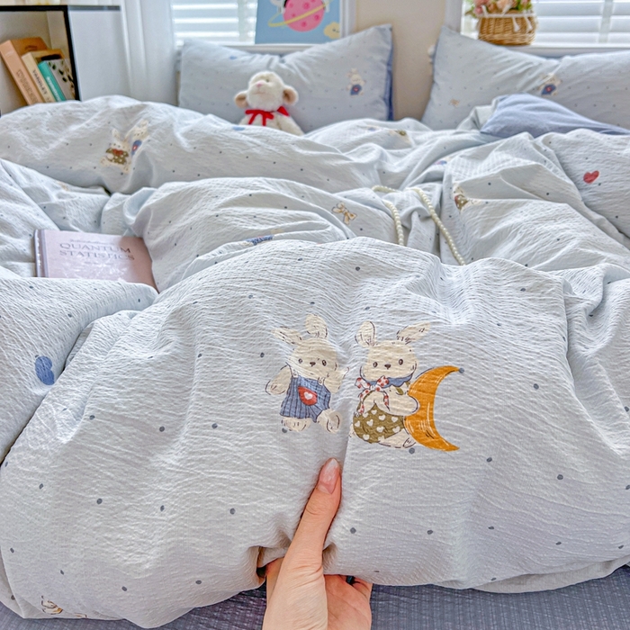 91家纺网 家纺一手货源 找家纺 仟网汇 2025新款云感皱皱纱简单款四件套 波点小兔蓝