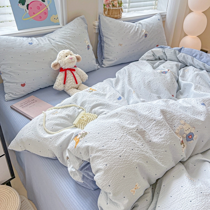 91家纺网 家纺一手货源 找家纺 仟网汇 2025新款云感皱皱纱简单款四件套 波点小兔蓝