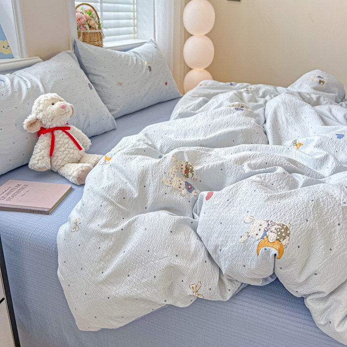 91家纺网 家纺一手货源 找家纺 仟网汇 2025新款云感皱皱纱简单款四件套 波点小兔蓝