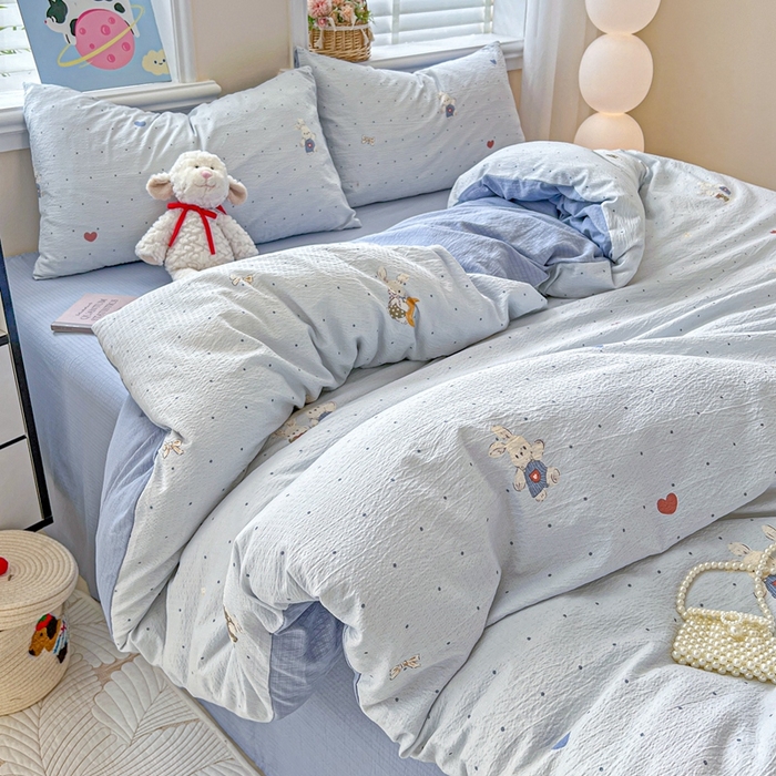 91家纺网 家纺一手货源 找家纺 仟网汇 2025新款云感皱皱纱简单款四件套 波点小兔蓝