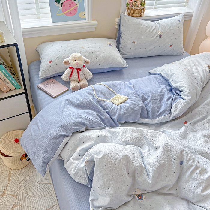 91家纺网 家纺一手货源 找家纺 仟网汇 2025新款云感皱皱纱简单款四件套 波点小兔蓝