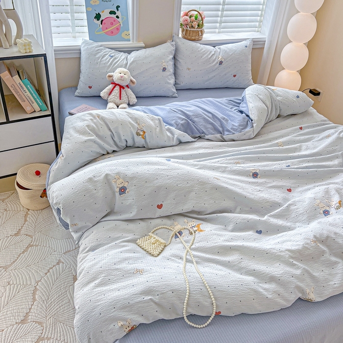 91家纺网 家纺一手货源 找家纺 仟网汇 2025新款云感皱皱纱简单款四件套 波点小兔蓝