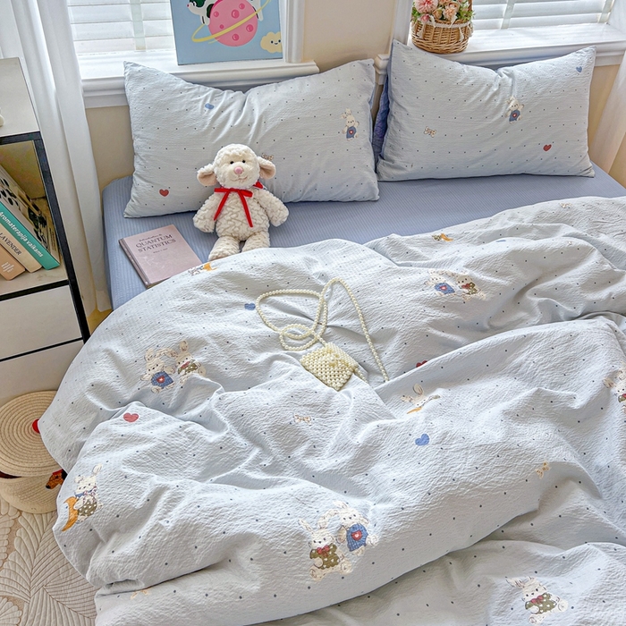 91家纺网 家纺一手货源 找家纺 仟网汇 2025新款云感皱皱纱简单款四件套 波点小兔蓝