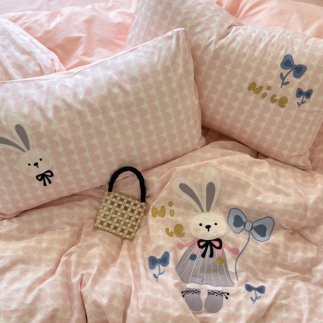 91家纺网 家纺一手货源 找家纺 乐美家纺 2025新款亲肤舒适全棉纯棉贴布绣卡通系列四件套 蝴蝶结兔子