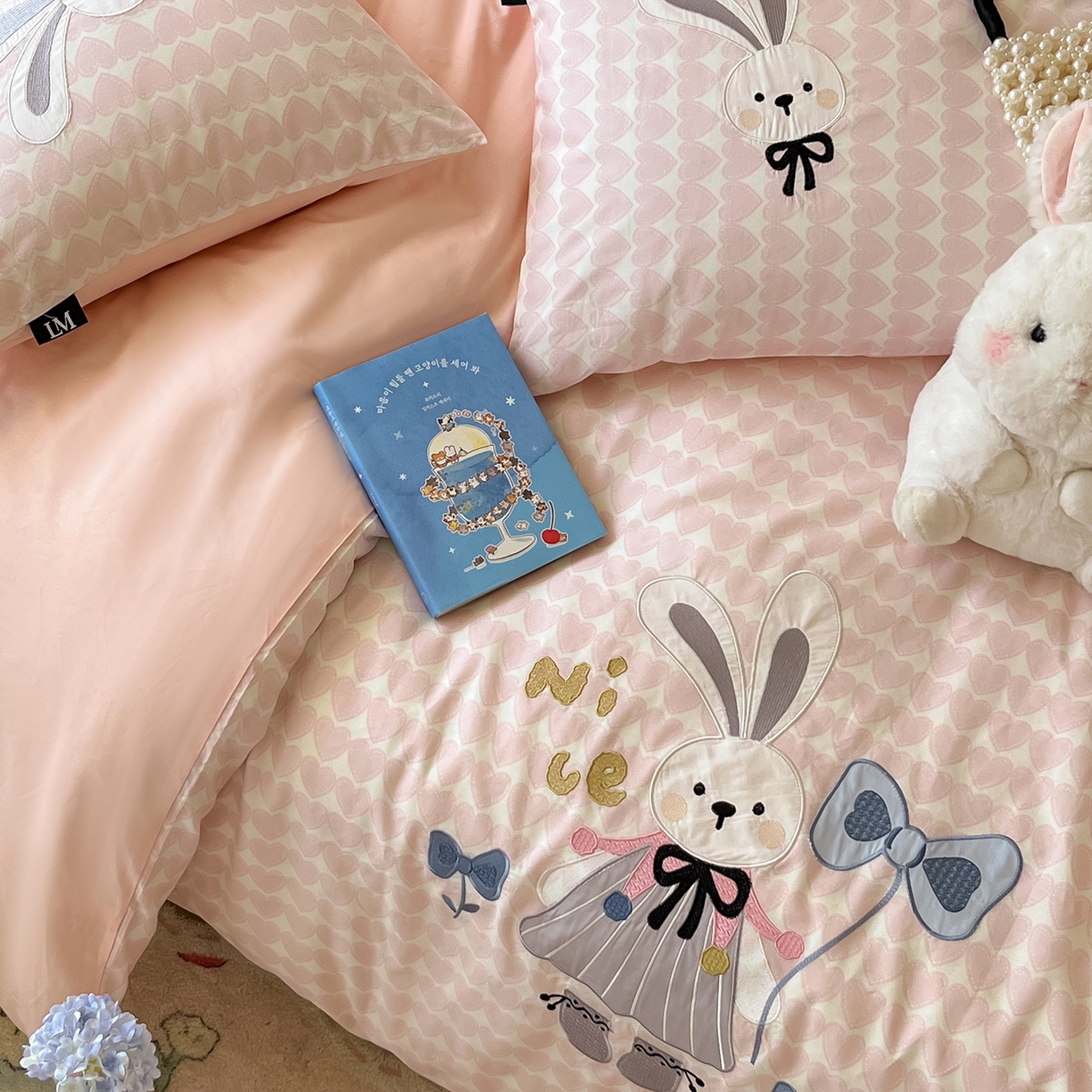 91家纺网 家纺一手货源 找家纺 乐美家纺 2025新款亲肤舒适全棉纯棉贴布绣卡通系列四件套 蝴蝶结兔子