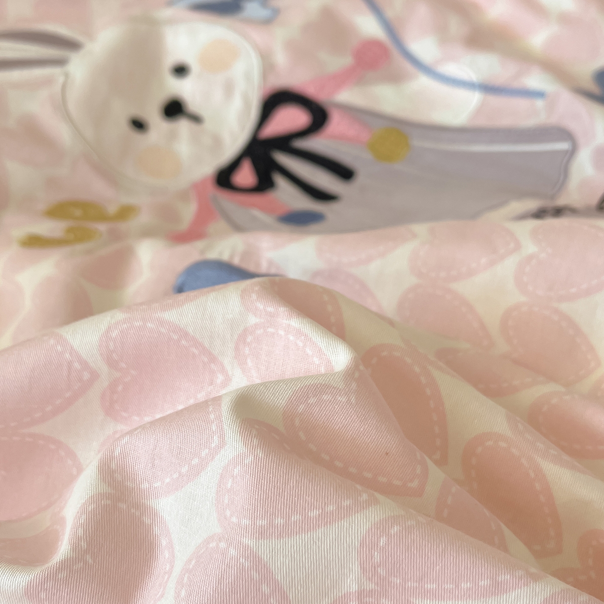 91家纺网 家纺一手货源 找家纺 乐美家纺 2025新款亲肤舒适全棉纯棉贴布绣卡通系列四件套 蝴蝶结兔子