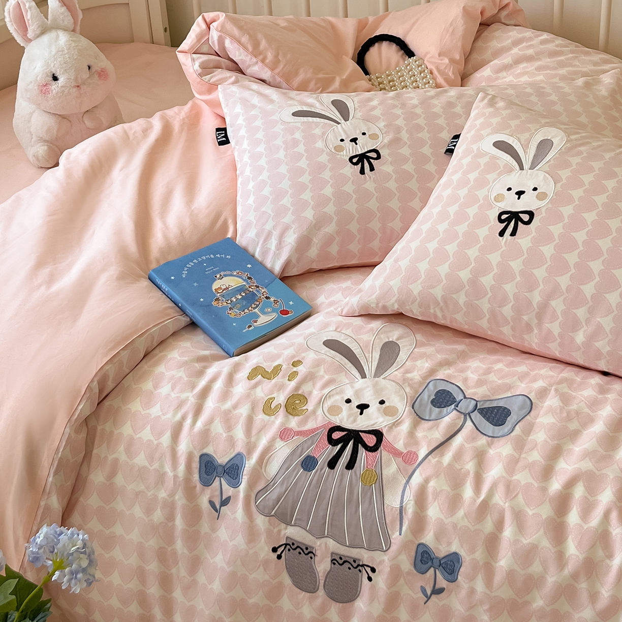 91家纺网 家纺一手货源 找家纺 乐美家纺 2025新款亲肤舒适全棉纯棉贴布绣卡通系列四件套 蝴蝶结兔子