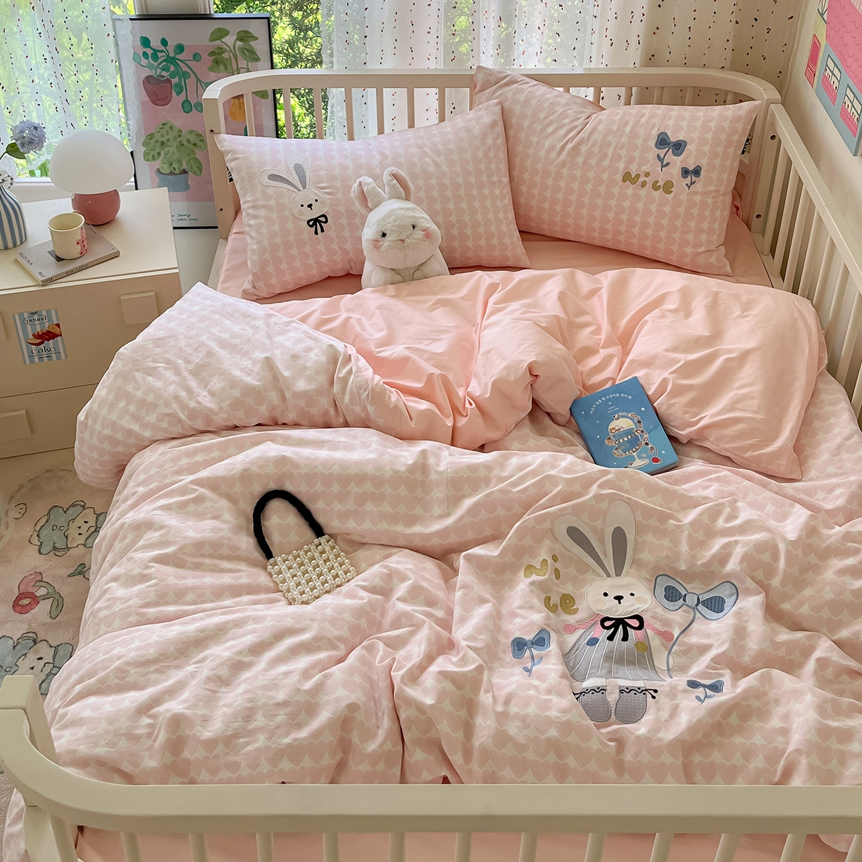 91家纺网 家纺一手货源 找家纺 乐美家纺 2025新款亲肤舒适全棉纯棉贴布绣卡通系列四件套 蝴蝶结兔子