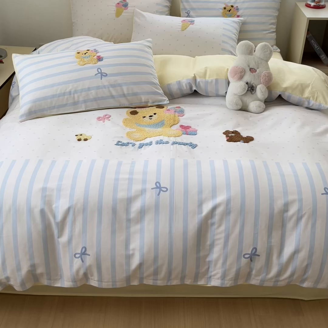 91家纺网 家纺一手货源 找家纺 丽涵家纺 2025新款全棉纯棉数码印大版定位毛巾绣四件套 小狗冰淇淋