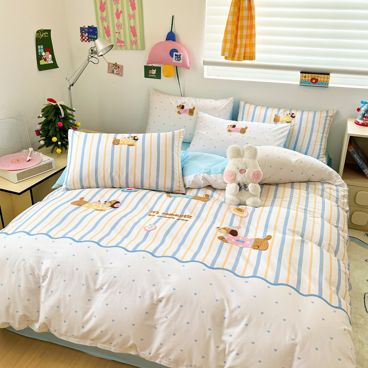 91家纺网 家纺一手货源 找家纺 丽涵家纺 2025新款全棉纯棉数码印大版定位毛巾绣四件套 休闲音乐狗