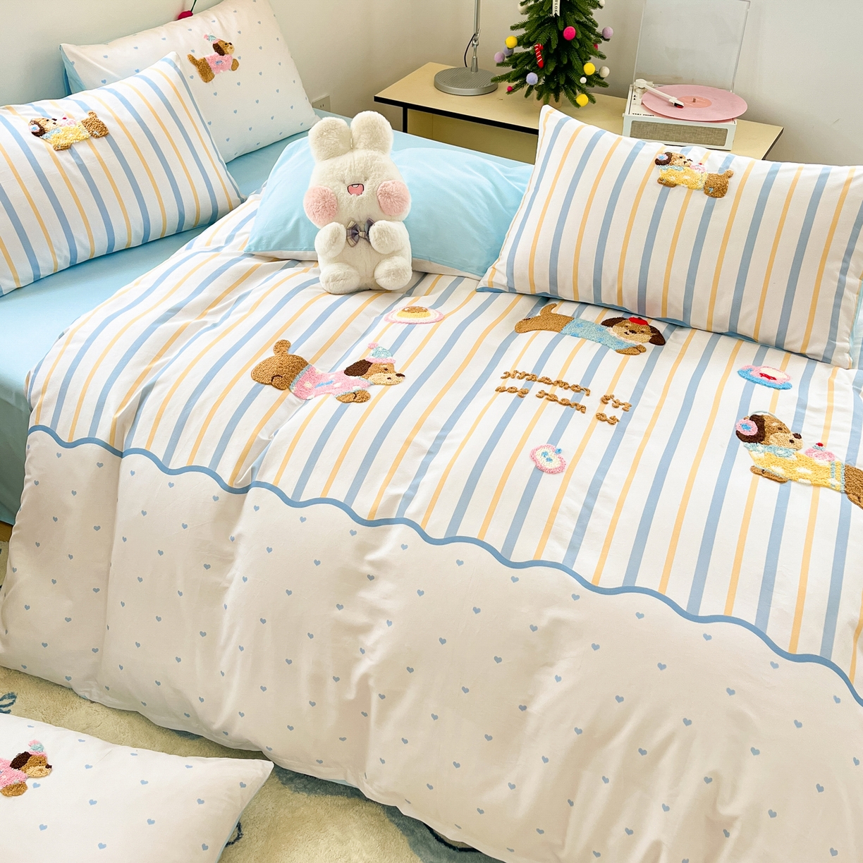 91家纺网 家纺一手货源 找家纺 丽涵家纺 2025新款全棉纯棉数码印大版定位毛巾绣四件套 休闲音乐狗