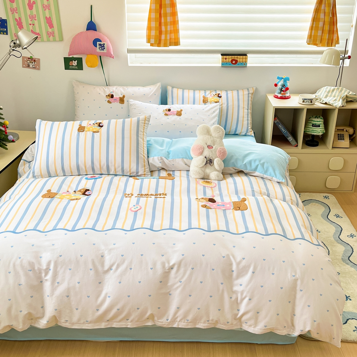 91家纺网 家纺一手货源 找家纺 丽涵家纺 2025新款全棉纯棉数码印大版定位毛巾绣四件套 休闲音乐狗