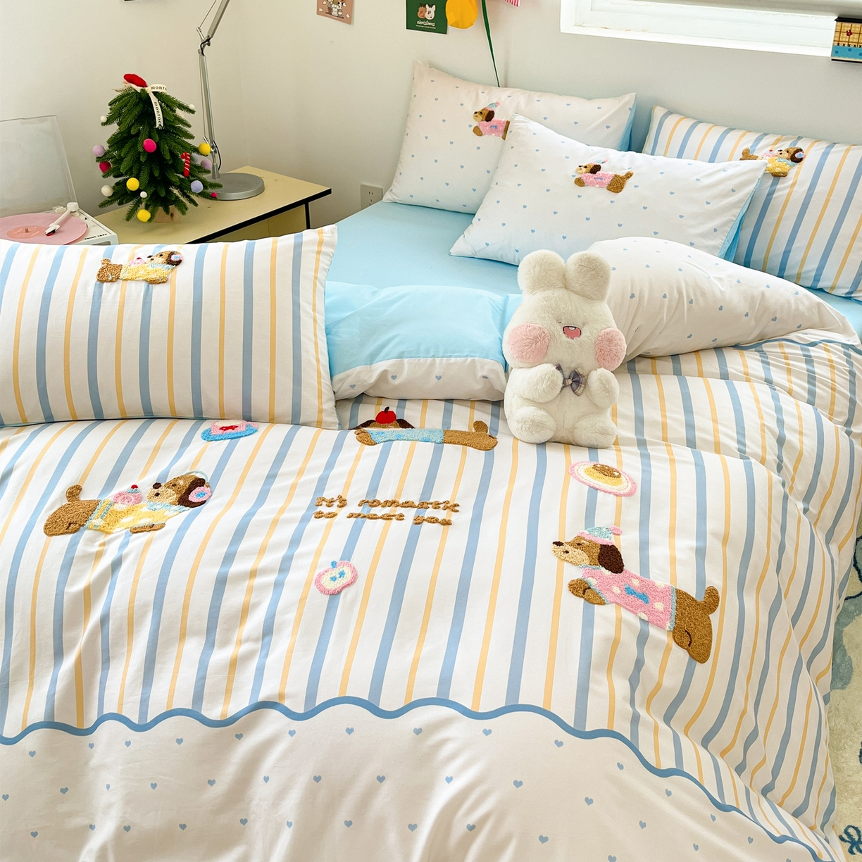 91家纺网 家纺一手货源 找家纺 丽涵家纺 2025新款全棉纯棉数码印大版定位毛巾绣四件套 休闲音乐狗