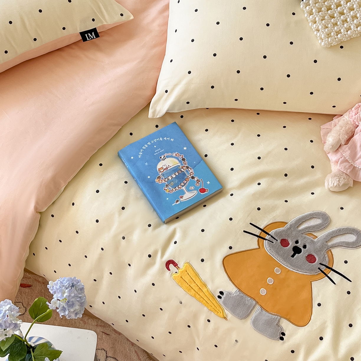 91家纺网 家纺一手货源 找家纺 乐美家纺 2025新款亲肤舒适全棉纯棉贴布绣卡通系列四件套 雨伞奶兔