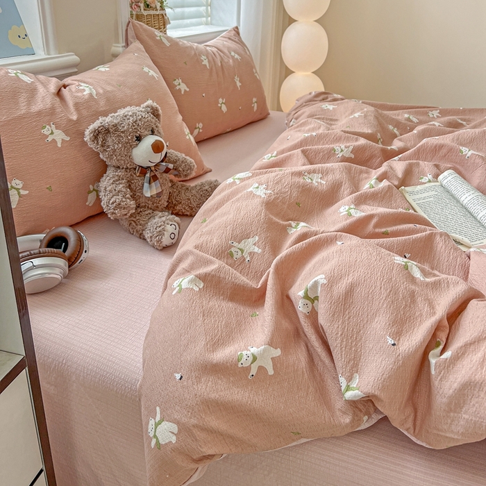 91家纺网 家纺一手货源 找家纺 仟网汇 2025新款云感皱皱纱简单款四件套 运动健将熊