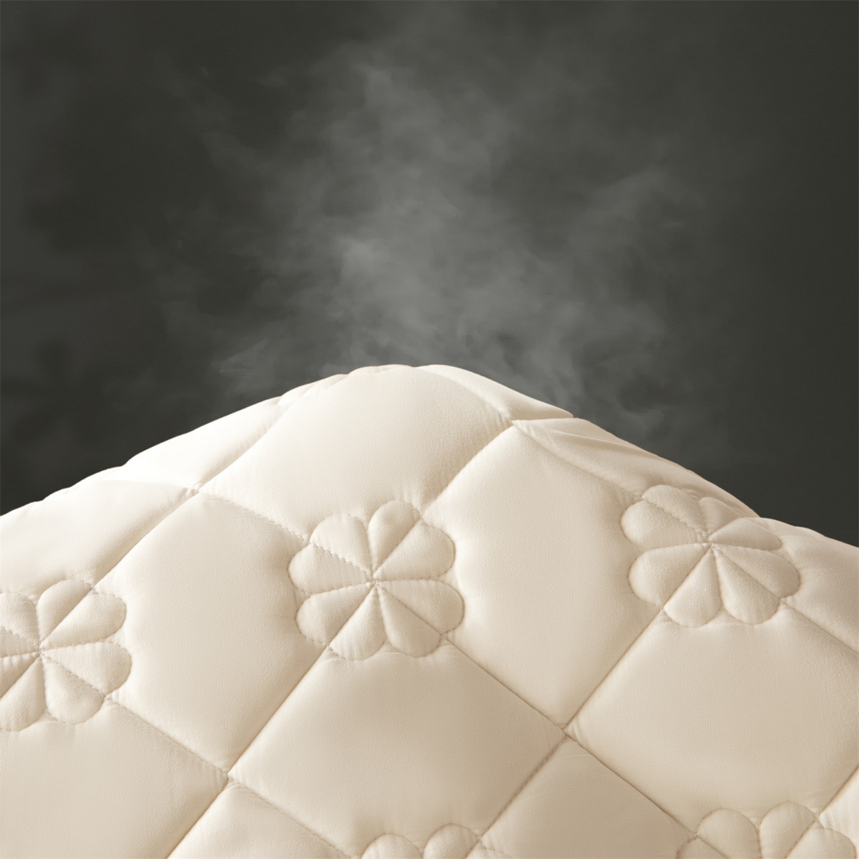 91家纺网 家纺一手货源 找家纺 雯豆家纺 2025新款简约防水款水洗棉夹棉床笠 幸运草-月光白