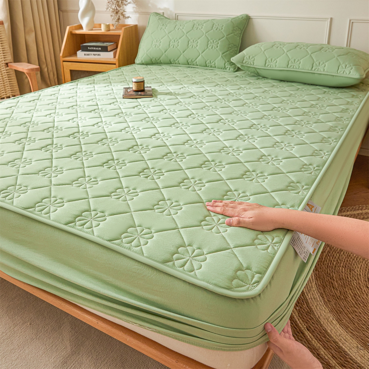 91家纺网 家纺一手货源 找家纺 雯豆家纺 2025新款简约防水款水洗棉夹棉床笠 幸运草-清雅绿