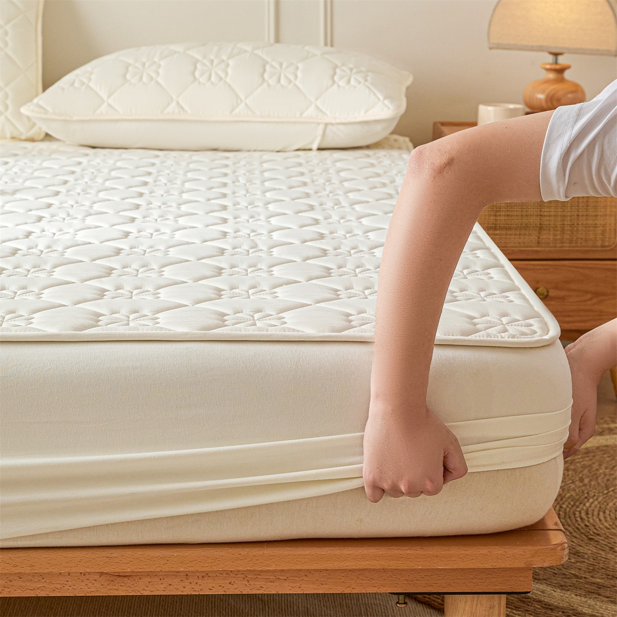 91家纺网 家纺一手货源 找家纺 雯豆家纺 2025新款简约防水款水洗棉夹棉床笠 幸运草-月光白