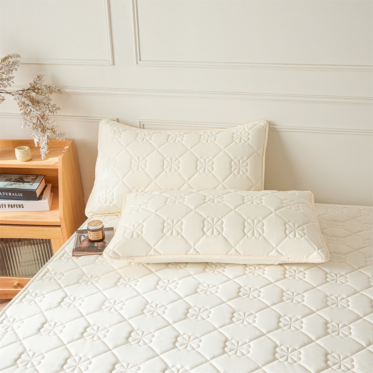 91家纺网 家纺一手货源 找家纺 雯豆家纺 2025新款简约防水款水洗棉夹棉床笠 幸运草-月光白