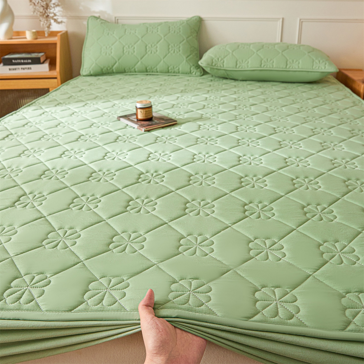 91家纺网 家纺一手货源 找家纺 雯豆家纺 2025新款简约防水款水洗棉夹棉床笠 幸运草-清雅绿