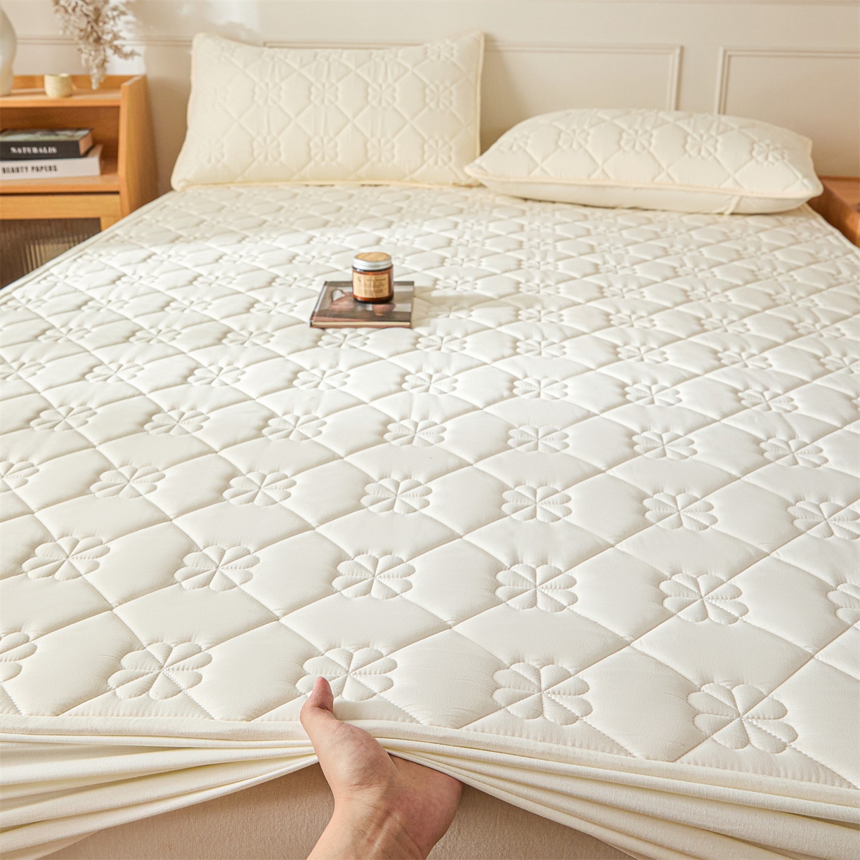 91家纺网 家纺一手货源 找家纺 雯豆家纺 2025新款简约防水款水洗棉夹棉床笠 幸运草-月光白