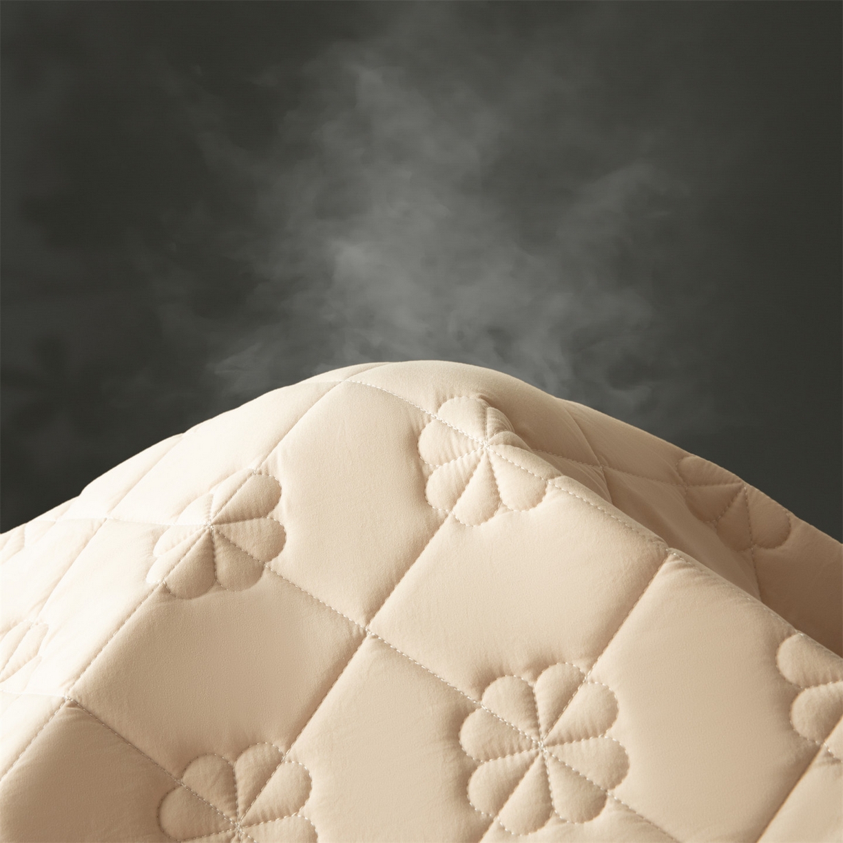 91家纺网 家纺一手货源 找家纺 雯豆家纺 2025新款简约防水款水洗棉夹棉床笠 幸运草-奶咖