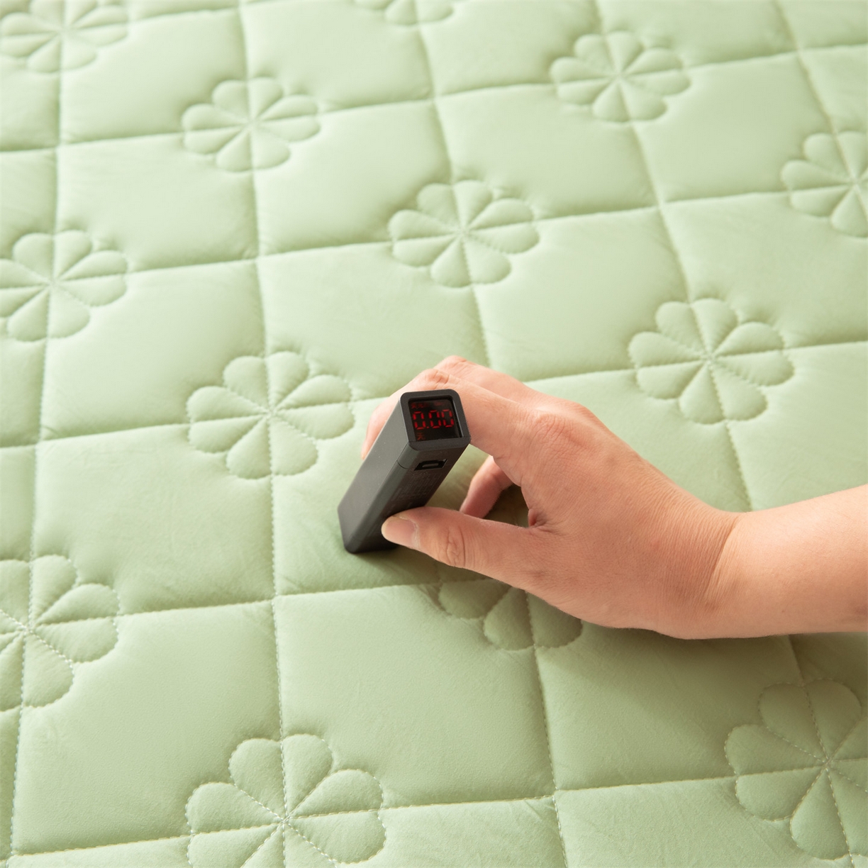 91家纺网 家纺一手货源 找家纺 雯豆家纺 2025新款简约防水款水洗棉夹棉床笠 幸运草-清雅绿