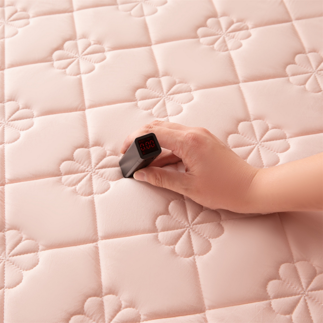 91家纺网 家纺一手货源 找家纺 雯豆家纺 2025新款简约防水款水洗棉夹棉床笠 幸运草-密合粉