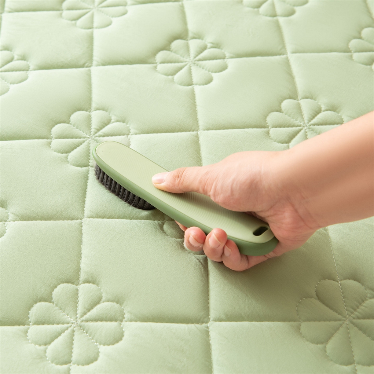 91家纺网 家纺一手货源 找家纺 雯豆家纺 2025新款简约防水款水洗棉夹棉床笠 幸运草-清雅绿