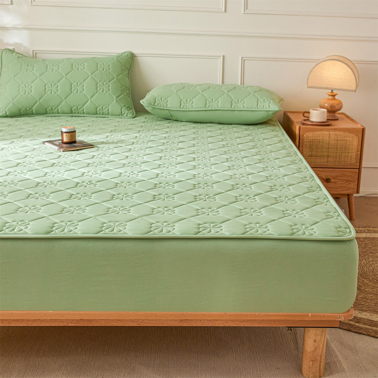 91家纺网 家纺一手货源 找家纺 雯豆家纺 2025新款简约防水款水洗棉夹棉床笠 幸运草-清雅绿